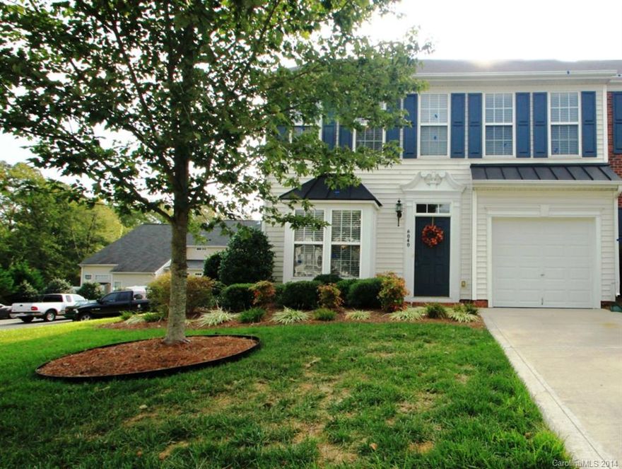 Beautiful end unit town home on cul-de-sac! Wide open floor plan that has been meticulously maintained and is move in ready! Tons of cabinets, moldings, tray ceiling, Shows like a model home. Excellent location close to Ballantyne and  you will enjoy the LOW SC Taxes!! A must see, this unit will not last!