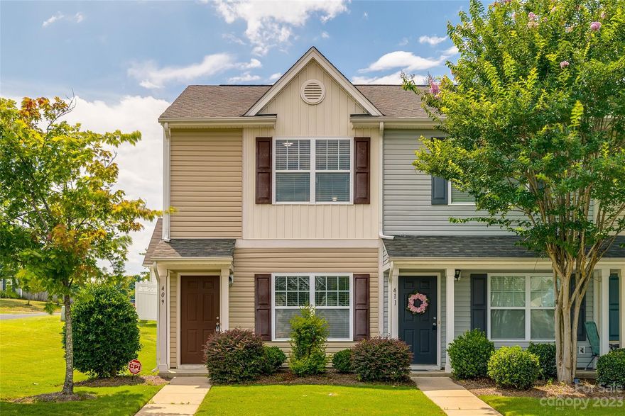 MULTIPLE OFFERS RECEIVED. Best and final due by Sunday (7/23) at 4 PM. Low Maintenance Living in Fort Mill! This end unit 2 bedroom, 2.5 bathroom with an open floor plan has luxury vinyl plank floors throughout, and a dining nook off of the kitchen toward the back of the house. Neighborhood has the most ideal location, convenient to schools, highways, entertainment, shopping, restaurants, Pineville, Ballantyne, and downtown Fort Mill.