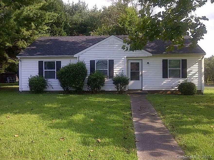 Freshly remodeled 3 bed 1 1/2 bath home in Charlotte. Over 1100 sq. ft. of open, airy living space, including a cozy kitchen filled with modern appliances, large living room and 3 spacious bedrooms. Backyard is large and perfect for enjoying the weather. Apply today, this will not last long!