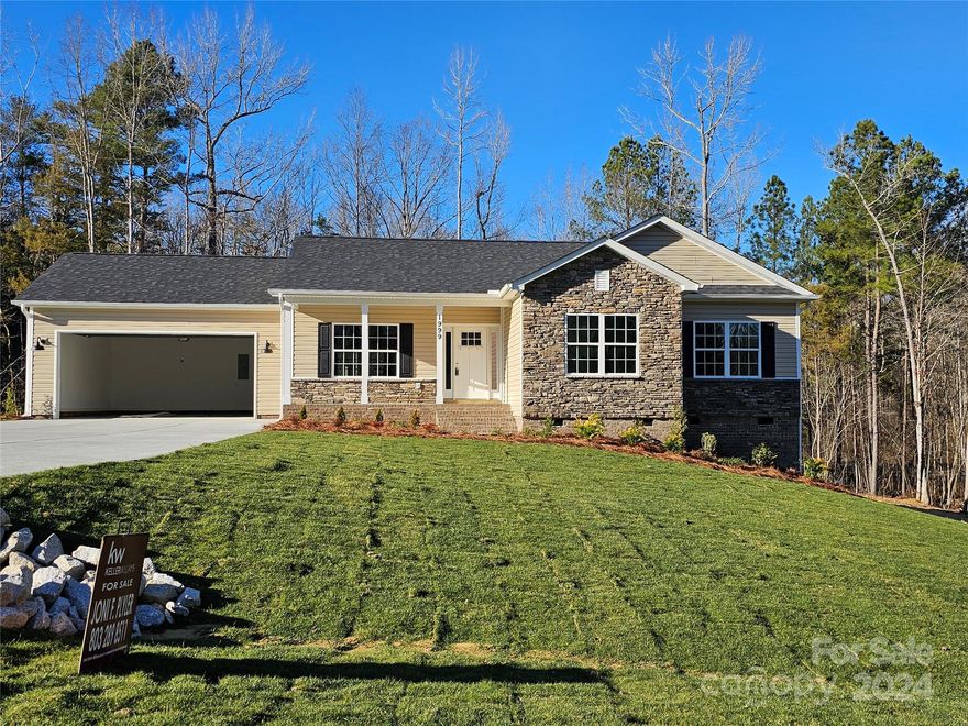 Great new construction home, features 9 ft ceilings screen rear porch off dining area. 24 x 24 garage.