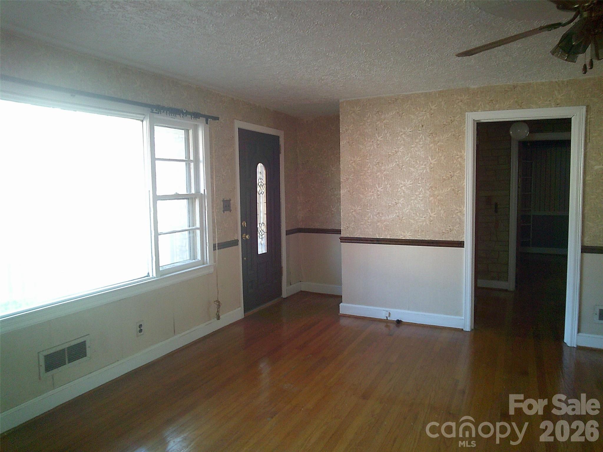 1303 W Dixon Boulevard