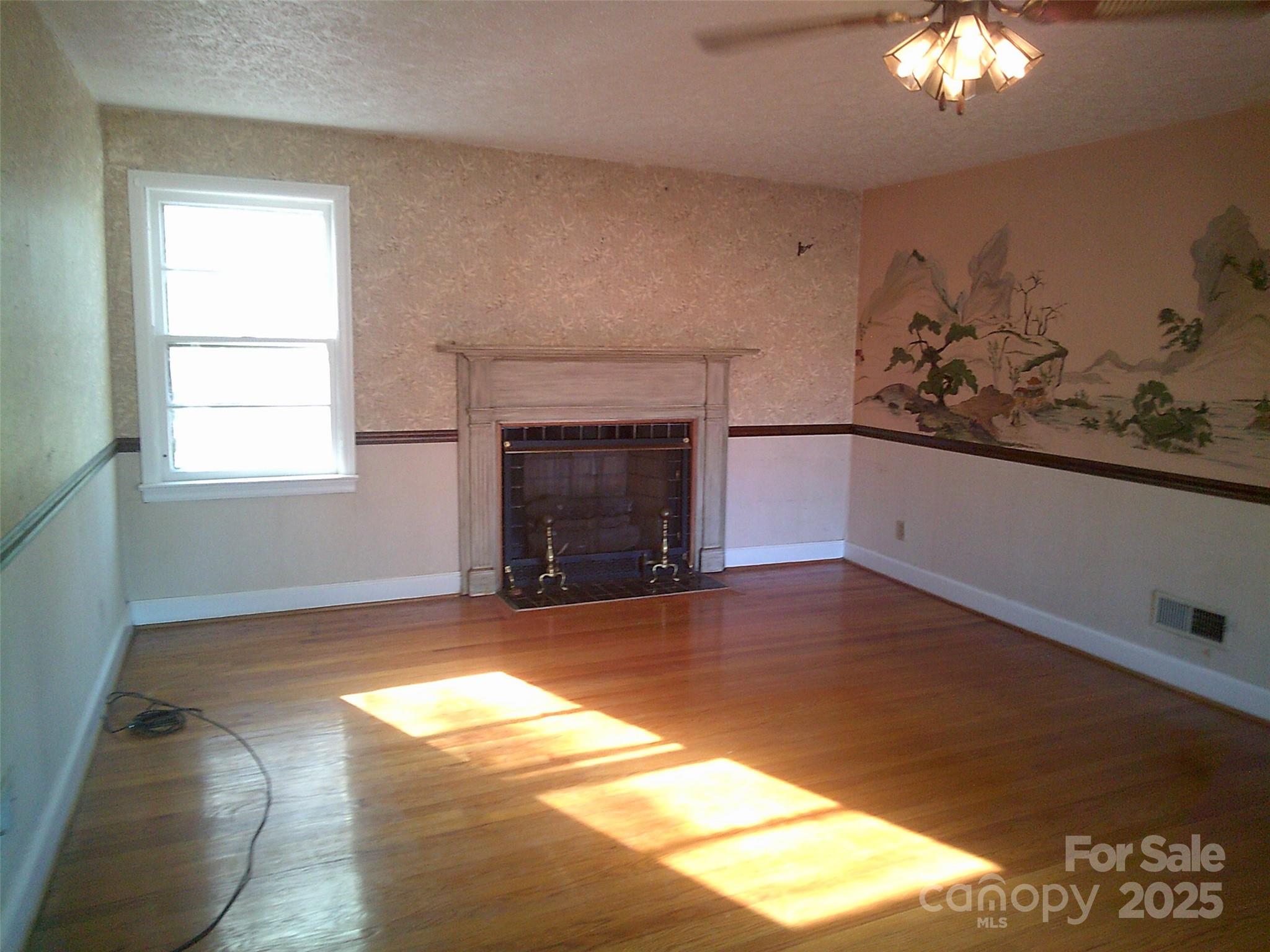 1303 W Dixon Boulevard