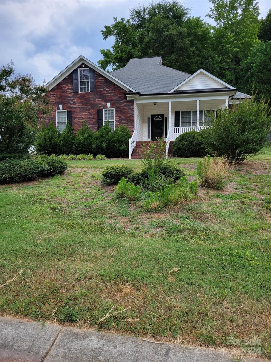 HUGE PRICE REDUCTION. This custom built 1 owner home is ready for you to move in. Gorgeous kitchen cabinets and, hardwood flooring and carpet. Designer light fixtures.. Bedrooms have walk in closets. Screened porch off kitchen area. Large Den, and large primary bedroom. Home has been well cared for and is conveniently located for all your needs. Buyer needs to check on schools. The bedroom suite in the primary bedroom may be for sale. Very easy to show. This is a quality built home and it shows. Small subdivision, one road in and out.