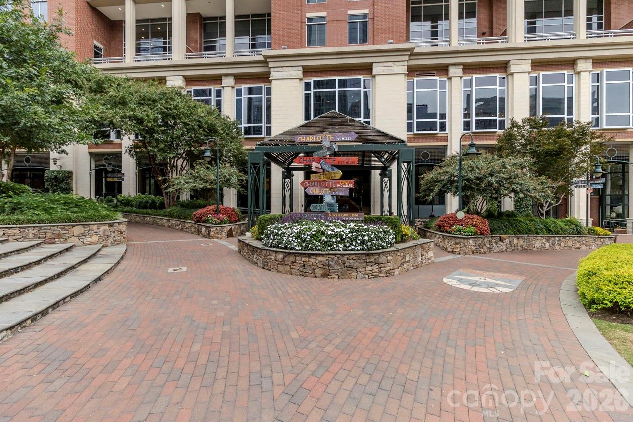 435 S Tryon Street 901