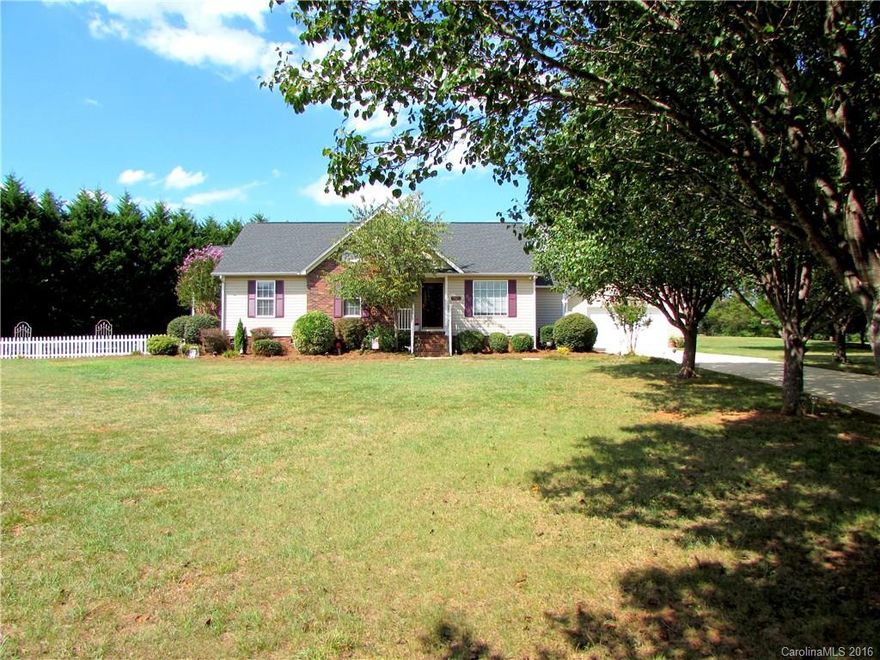 Cozy. Cute. Spacious. Quiet. We could think of a million more words to describe this three bed, two bath home situated on just over an acre in Willow Creek, but take one look and you'll be thinking of just one word: Perfect. This house is perfect for family dinners in the dining room after a long day's work, Friday night movie marathons curled up on the couch, Saturday morning pancakes in the kitchen at the breakfast bar, and Sunday afternoon cook-outs in the backyard. Perfect. Just perfect.