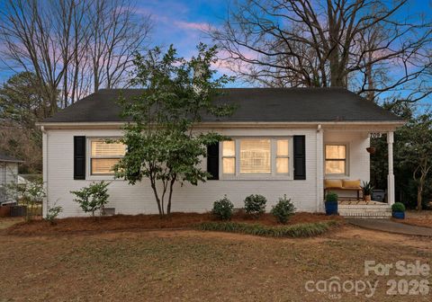 Photo of 709 Fugate Avenue, Charlotte, NC 28205 (MLS # 4335644)