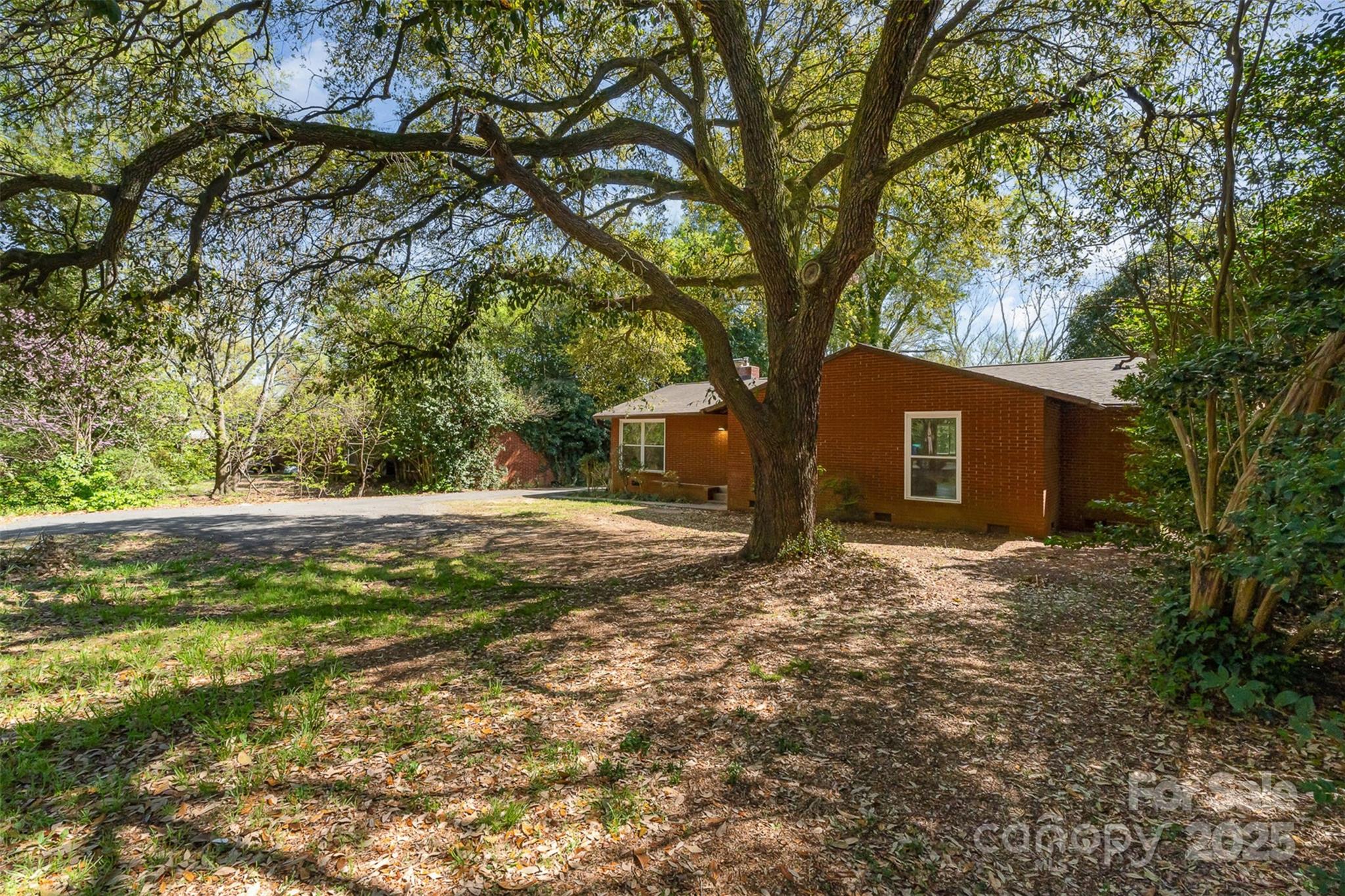 900 E Woodlawn Road