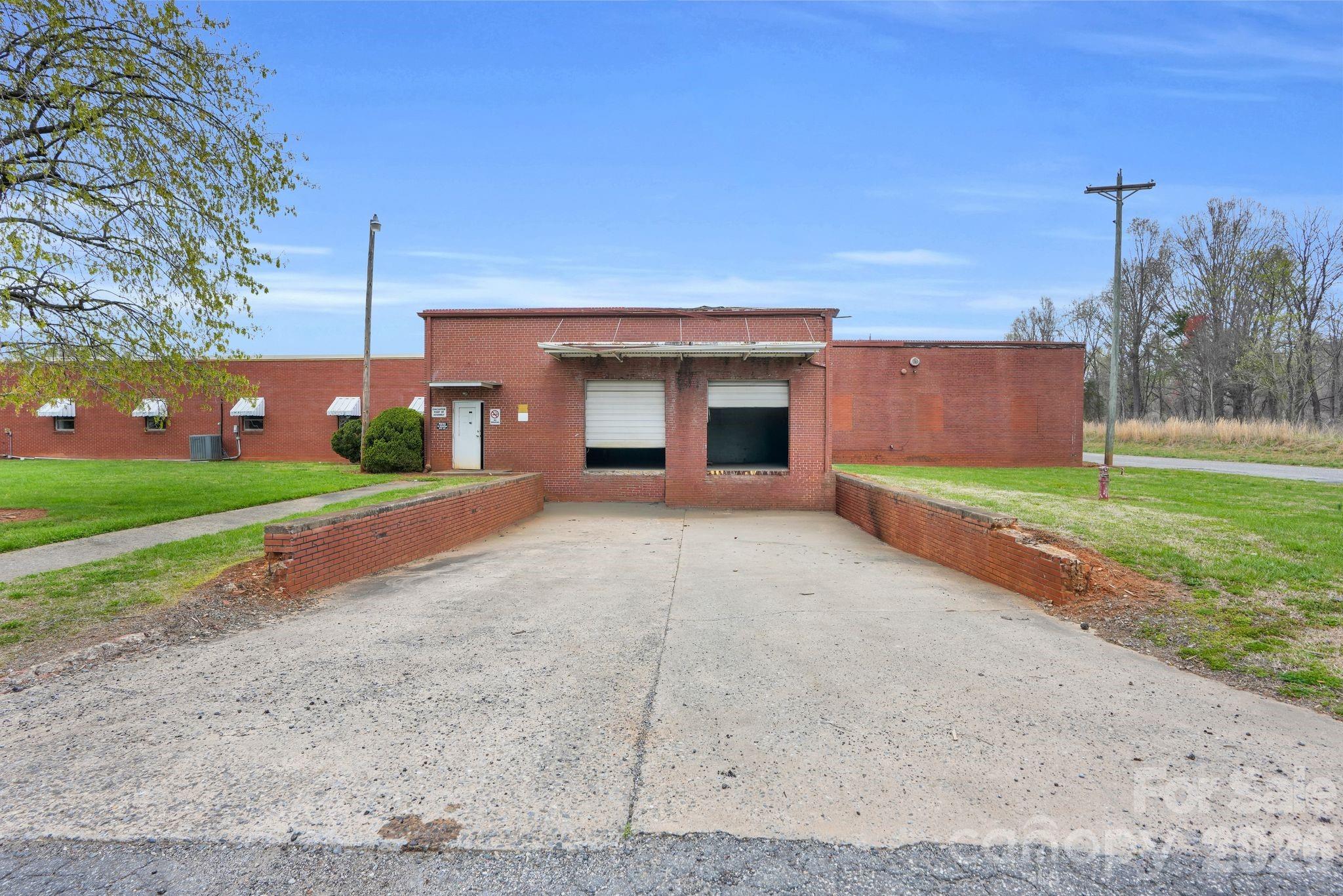 900 W Academy Street