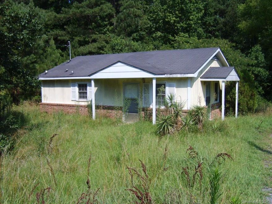 GOOD RENTAL INVESTMENT PROPERTY OR A GOOD STARTER HOME.  CLOSE TO SHOPING, HOSPITAL AND SCHOOLS.