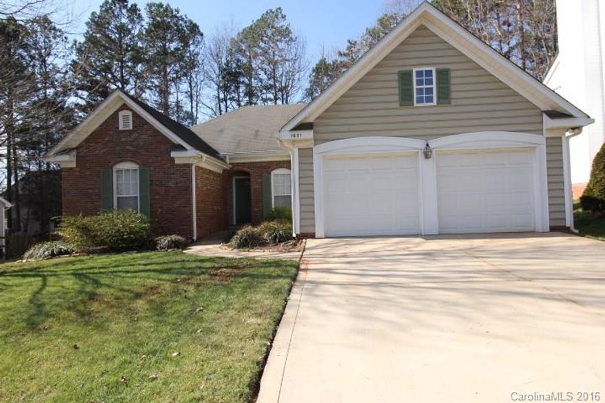 Open ranch floor plan home just 5 mins from I 85. Located in the fabulous community of Lantern Green with community pool and tennis courts. Very low HOA dues, nice flat level back yard. Living room offer gas fireplace with large kitchen, formal dinning room. over sized garage with attic access for more storage space. Move-in ready.