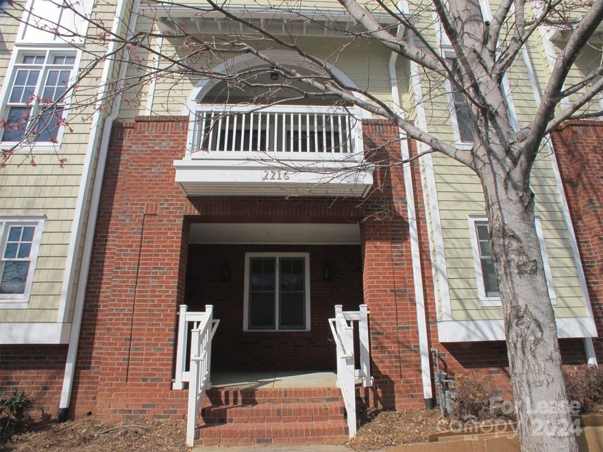 Luxury 3 Bedrooms and 2.5 Baths Townhouse located in the Southborough Complex!
Beautiful move-in-ready Townhouse Features: 3 Bedrooms and 2.5 Bathrooms, the kitchen has stainless steel appliances, granite countertops, and spacious cabinets. 1st and 2nd floors feature hardwood flooring, the primary bathroom includes a garden tub and dual sinks, a beautiful and cozy balcony on the second floor, 2 car garage with ample storage and so much more! Great location in Dilworth close to Southend, walking distance to the light rail, shopping, and dining. Pets are conditional with a nonrefundable pet fee, small pets will be considered, no aggressive breeds. This is a Zero Security Deposit property for qualified renters. Please ask us about this option when being approved for this property. We will be happy to send you details about this program.