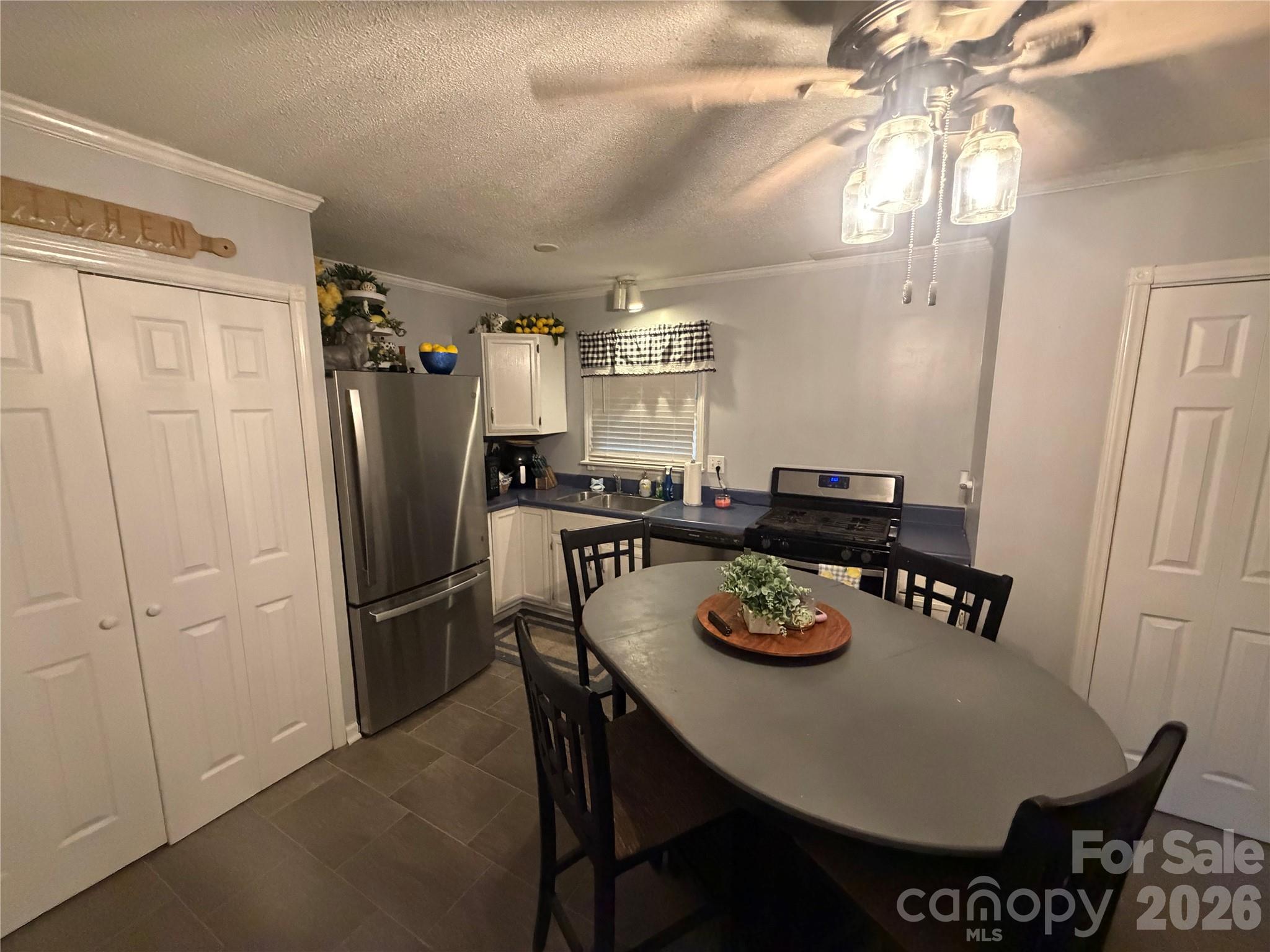 1104 Hillcrest Drive L 34