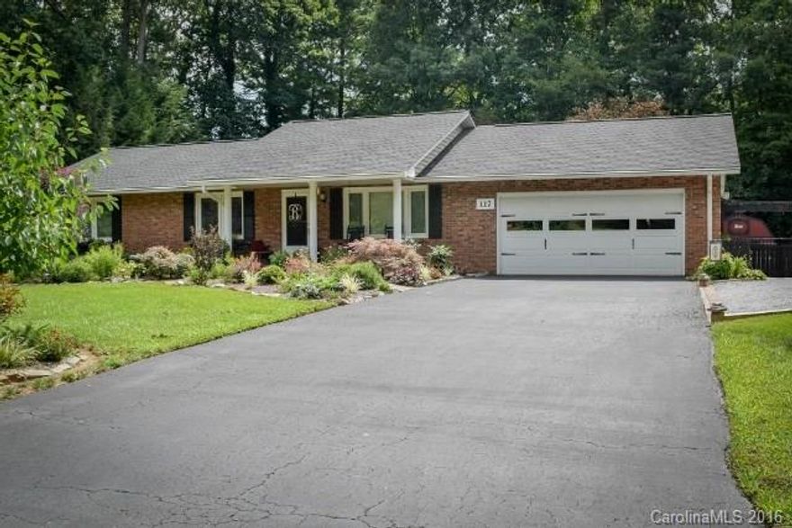MOVE-IN READY!  ONE LEVEL BRICK HOME FEATURES OPEN LIVING AREA, SPACIOUS BEDROOMS, KITCHEN W/BREAKFAST BAR & FORMAL DINING, SUN ROOM OVERLOOKS PRISTINE, PRIVATE BACK YARD W/WATER FEATURE.  TWO CAR GARAGE W/BONUS ROOM & HALF BATH.  NEW ROOF 2015.  DESIRABLE STREET & NEIGHBORHOOD!