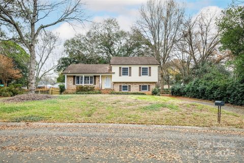 Photo of 7029 Yorktowne Drive, Charlotte, NC 28226 (MLS # 4326487)