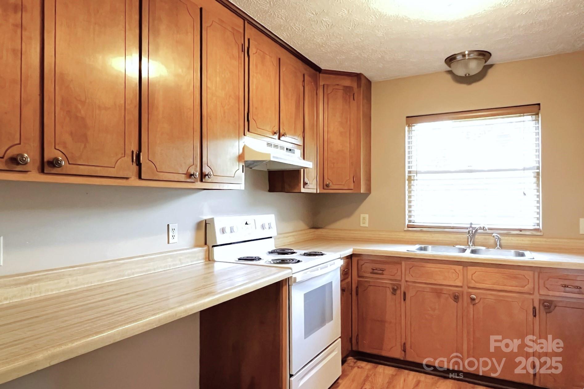 Colonial Manor - Residential