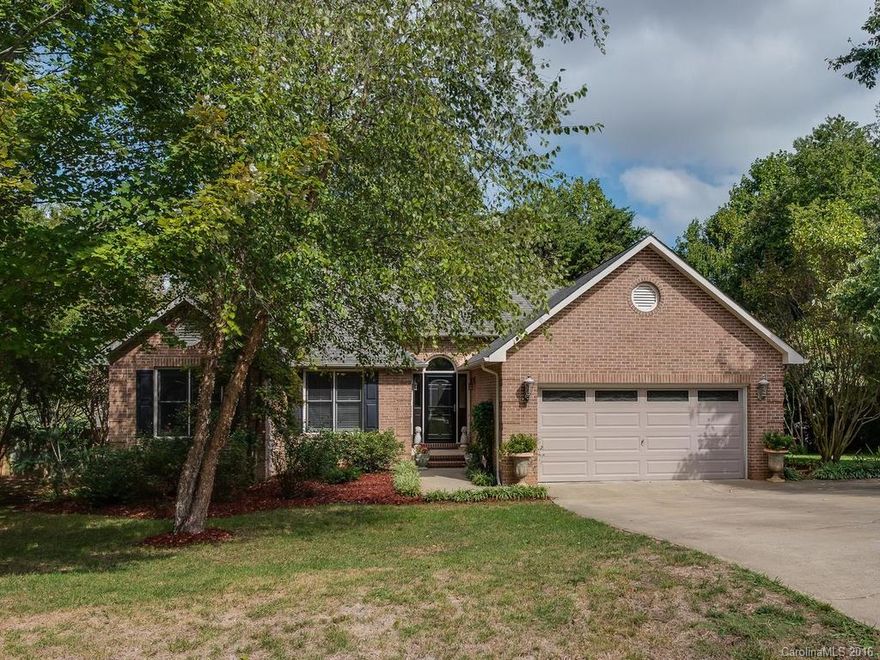 Beautiful remodeled home in established Chesnut Ridge. Home just repainted and is Move-In Ready! Marble Floors in kitchen, dining room, hallway & laundry. Master Bathroom w/ ceramic tile and shower w/ tile. Home remodeled in 2008. Beautiful crown molding. Roof 2011 w/ 30 year arch shingles. Gas hookup for grill. 2" blinds. Marble encased in oak surround raised hearth fireplace. 11&1/2' ceilings in Great Room/Foyer. Beautiful year round flowers with established landscaping. Home Warranty Avail!