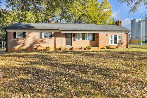 Photo of 601 1st Avenue Drive SE, Taylorsville, NC 28681 (MLS # 4310606) Photo of 601 1st Avenue Drive SE, Taylorsville, NC 28681 (MLS # 4310606)