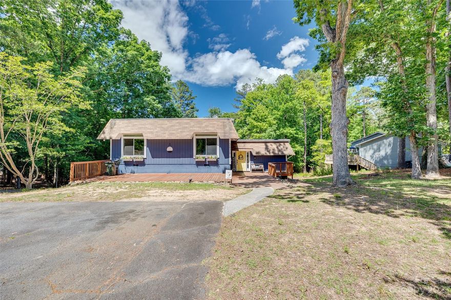 Split level ranch in highly desirable Tega Cay peninsula with all the upgrades! This is one you will not want to miss! Check out this Lake Life home in the heart of Tega Cay! Minutes away from Lake Wylie.
2023 Dishwasher.