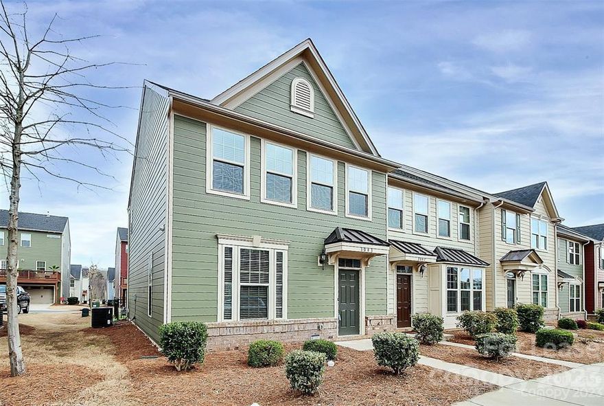 Like new end unit townhome located in City Park, minutes from the airport, with quick access to I-77, Southend, Dilworth and much more! Enjoy neutral colors, granite kitchen counters throughout, white cabinets and stainless steel appliances! Kitchen features a breakfast bar as well as an eat-in kitchen island. Owners' suite features a tray ceiling, walk-in closet, double vanities with granite counters. This townhome also features a one car detached garage and fencedyeard. No dogs over 35lbs. No cates