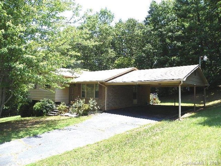 Brick & Masonite siding Split Level features living room, kitchen/dining combined, family room, three bedrooms, one and one-half baths. Storage on lower level. Key only opens deadbolt lock. Spacious lot size of almost an acre with garden spot. Mountain views!  Convenient to I-40 Exit 107.