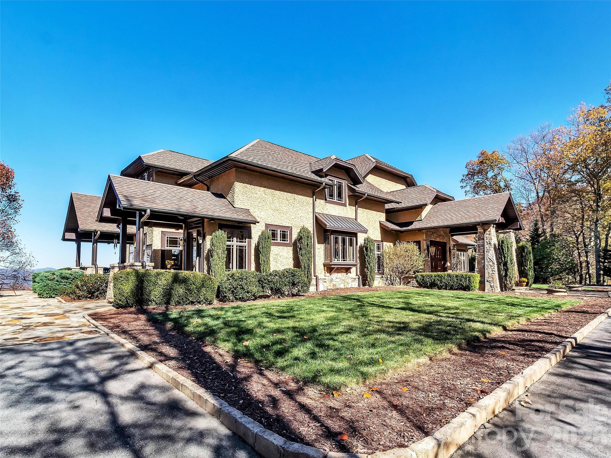 SANCTUARY COVE - Residential