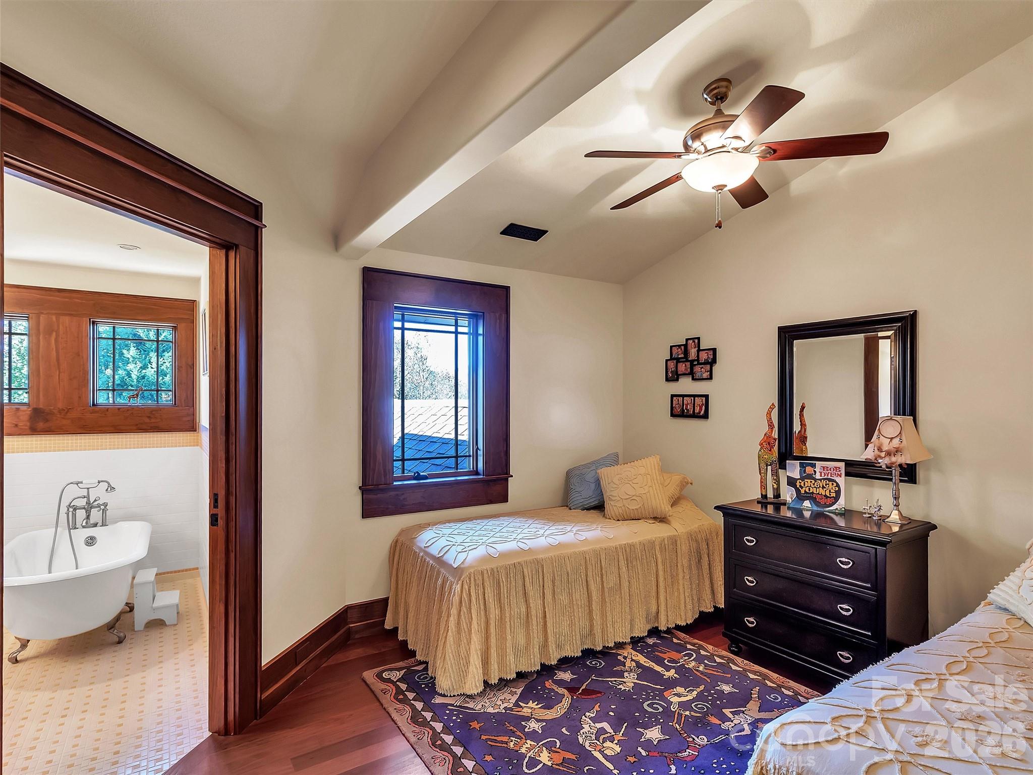 SANCTUARY COVE - Residential