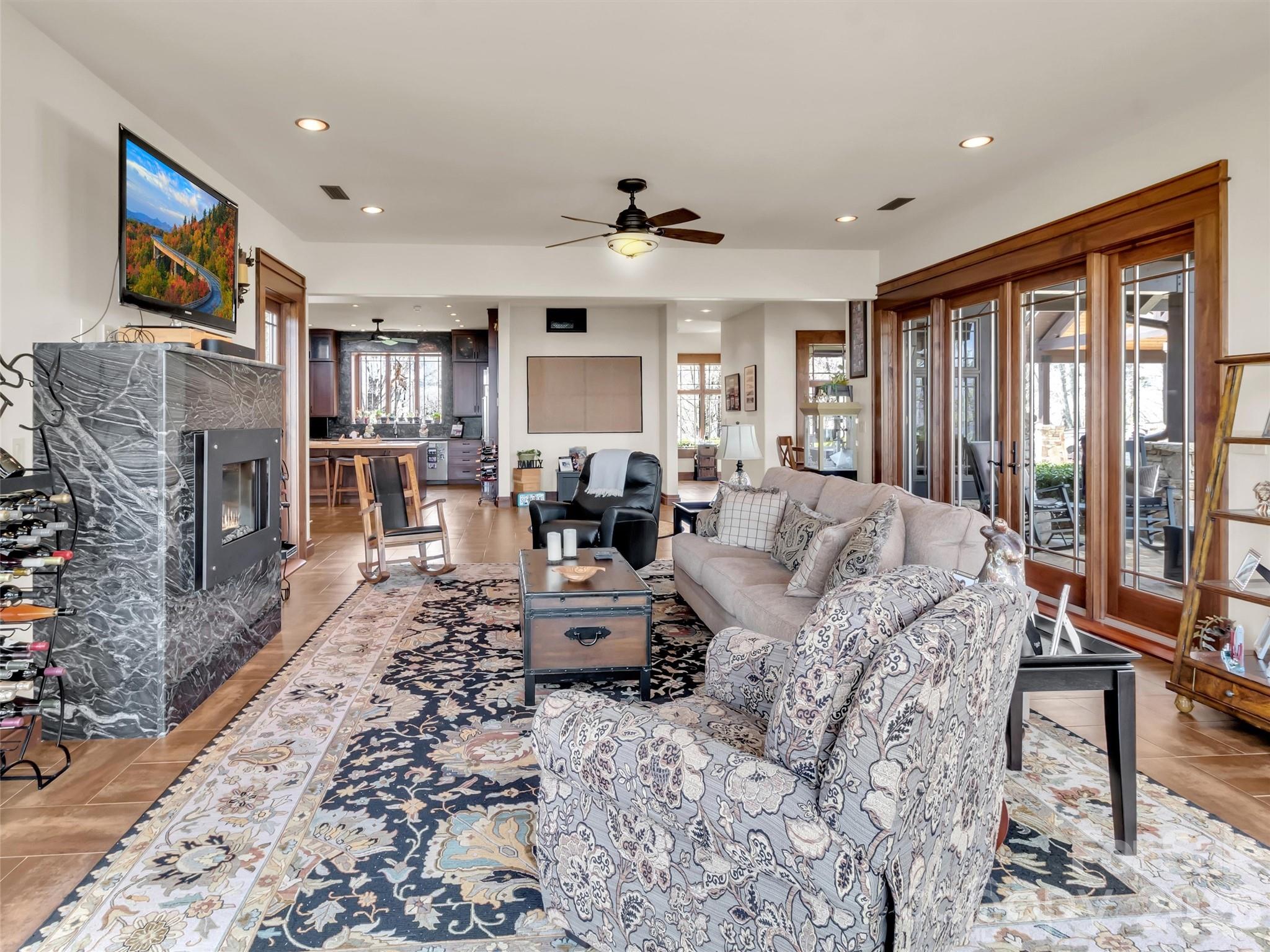SANCTUARY COVE - Residential