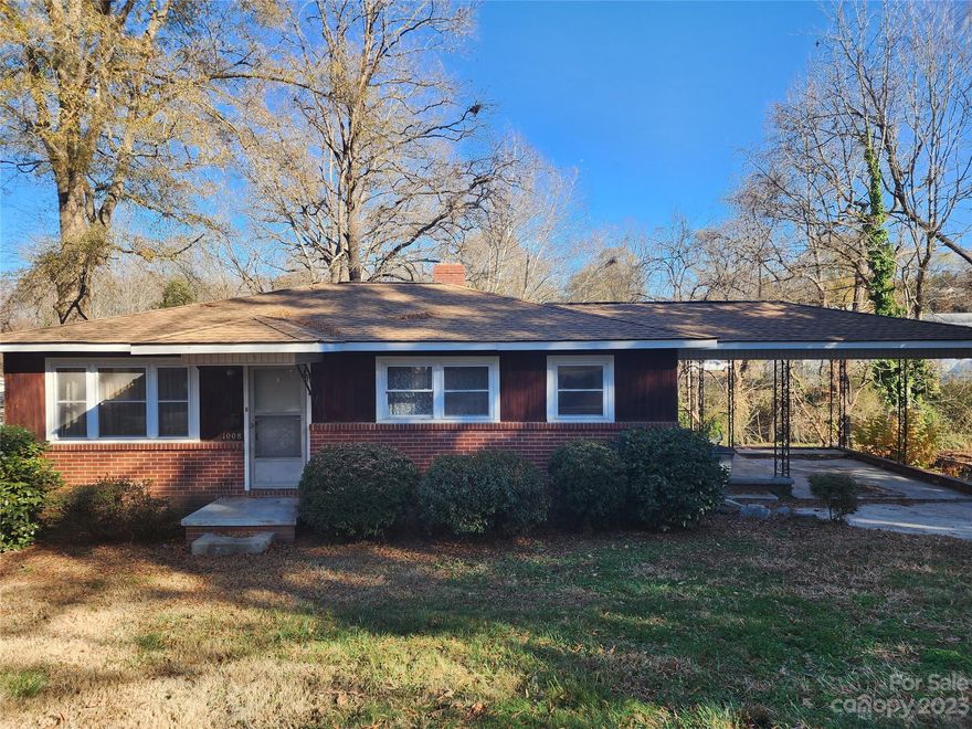 Perfect location that is just a couple of steps away from the beautiful Kannapolis lights this holiday season.  This 2 bedroom 1 bathroom home features 30 year architectural shingles.