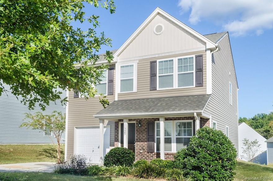 Fantastic House w/ Open Floor Plan,  HUGE Rooms and it's Move In Ready!!