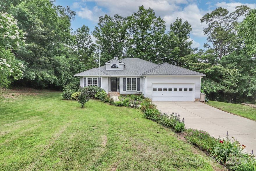 Super location in desirable Franklin Grove! Private cul-de-sac, wooded backyard with views of the pond from the screened back porch. Vaulted ceilings, breakfast bar, kitchen, office, dining area all on one level!! Community is linked to Bellingham Park by foot bridge which features tennis/pickle ball, baseball/softball, exercise circuit and plenty of walking trails.