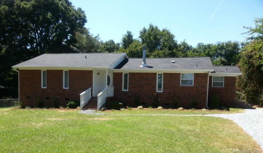 Beautifully remodeled home in Fort Mill. Close to Baxter to Village. Desirable Fort Mill Schools.  Close to I-77.  Large deck. Huge shaded back yard. Stainless Steel appliances. Ceiling fans in all bedrooms and living room. New landscaping.