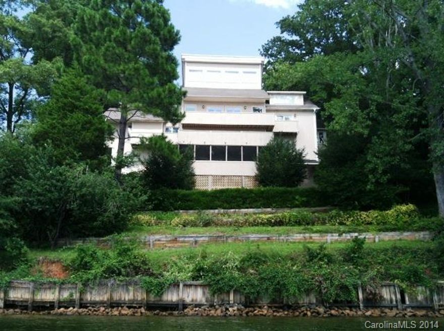 Main channel waterfront home on .78 acre. Very private, away from street & gorgeous views from every room! Large family home w/ 5 bedrooms and 5 1/2 baths, master on main. Huge island kitchen w/ quartz countertops & natural stone backsplash, stainless appliances, gas stove. Large formal dining, great room with soaring ceilings, impressive stone fireplace. Gameroom, screened porch, open decks, floating dock, boat lift w/upper dk. 2 car garage. Wonderful home to build your special family memories!