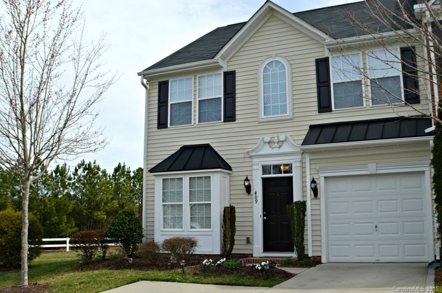 Upgrades!  Beautiful granite, engineered hardwood floors, New SS appliances, 42" cabinetry, Tumbled stone back splash. Master Suite on main with trey ceiling, upgraded fans, new carpet and fresh paint.  M Bath: upgraded cabinets, tile shower and easy entry jetted tub, walk in master closet.  
The laundry on main floor.  Two story Great room with engineered hardwoods, and gas fireplace.  Large walk in attic/ storage room.  Patio. 1 yr home warranty.   Great location near Publix, & close to I-77.