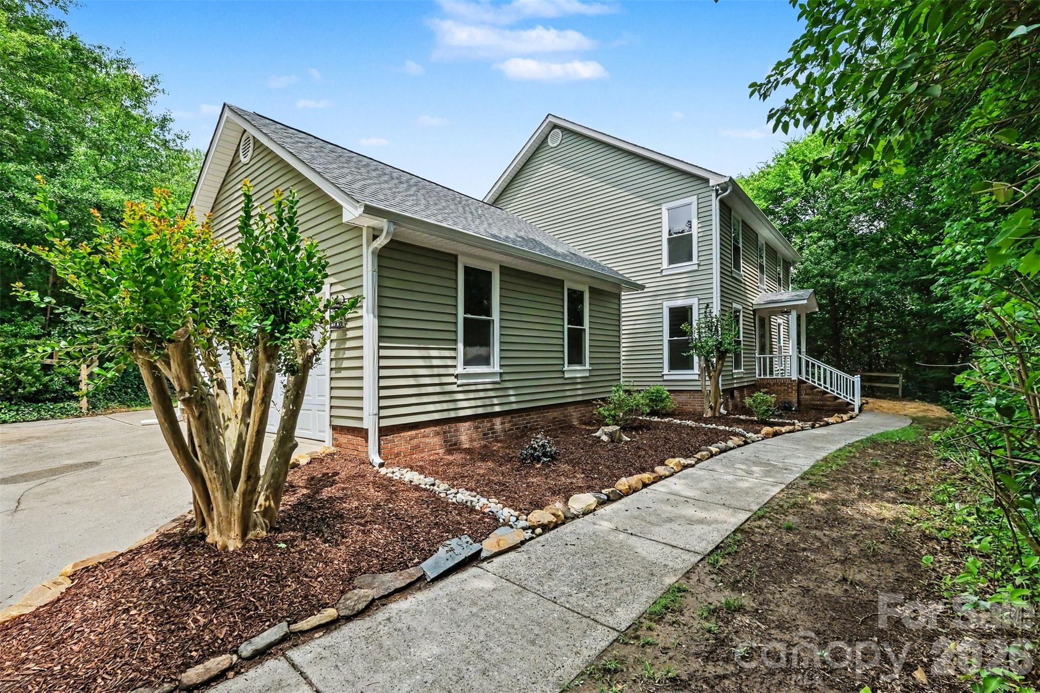 762 Courtney Street SE