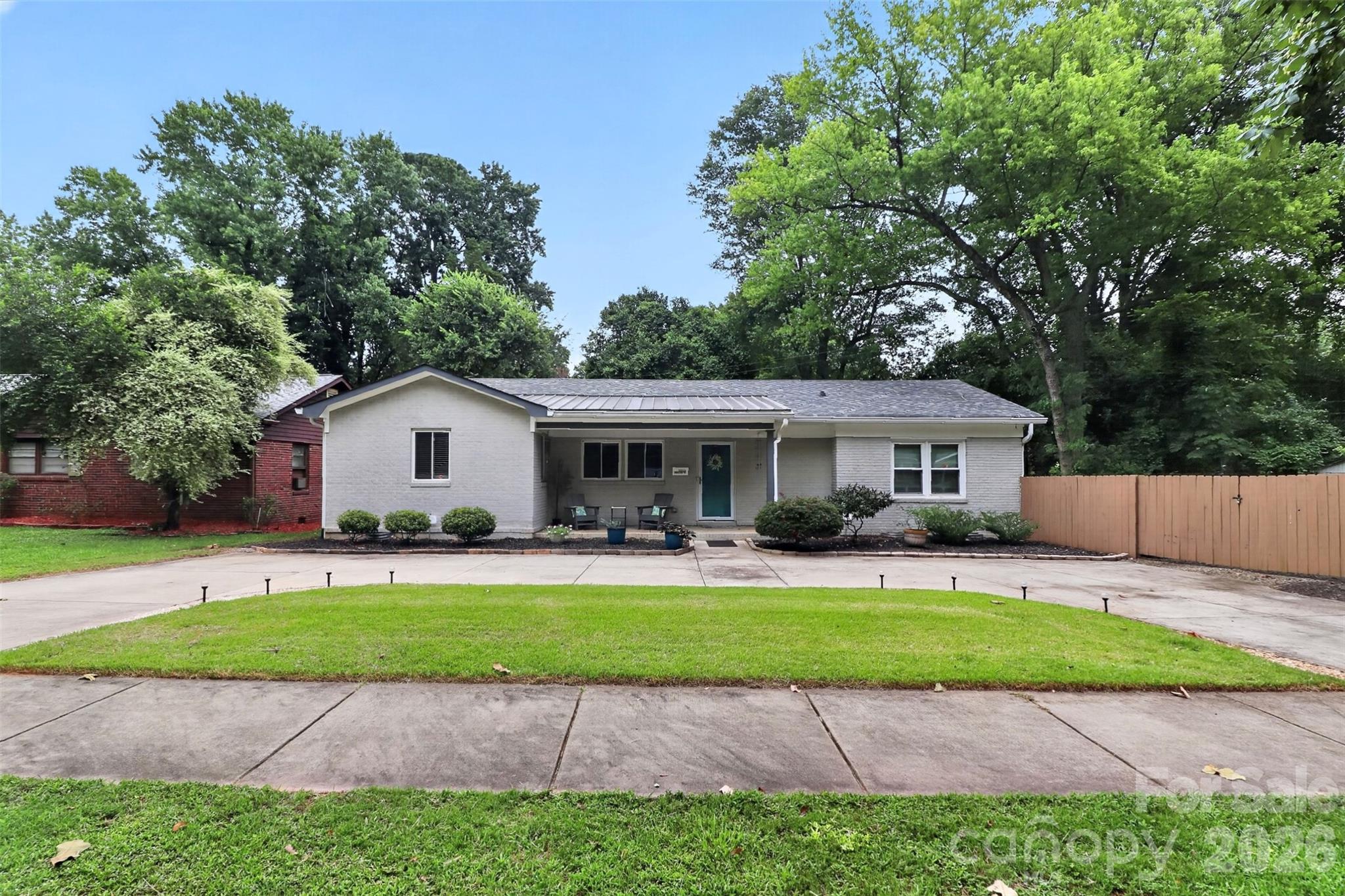 1016 Dresden Drive W