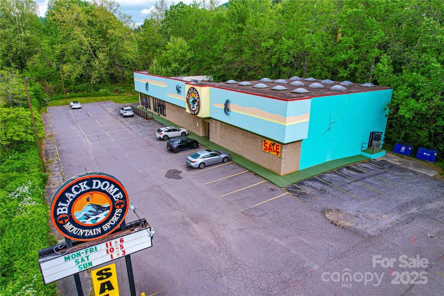 Great Location on Tunnel Road with Ample Parking.  Lot next door is also available.  Next to I-240 on/off ramp and adjacent to Red Lobster.  Former Black Dome Retail location.  Interior is 8,081/sf of wide open space, sitting on 1.08/ac +/-.  Great signage at the road.