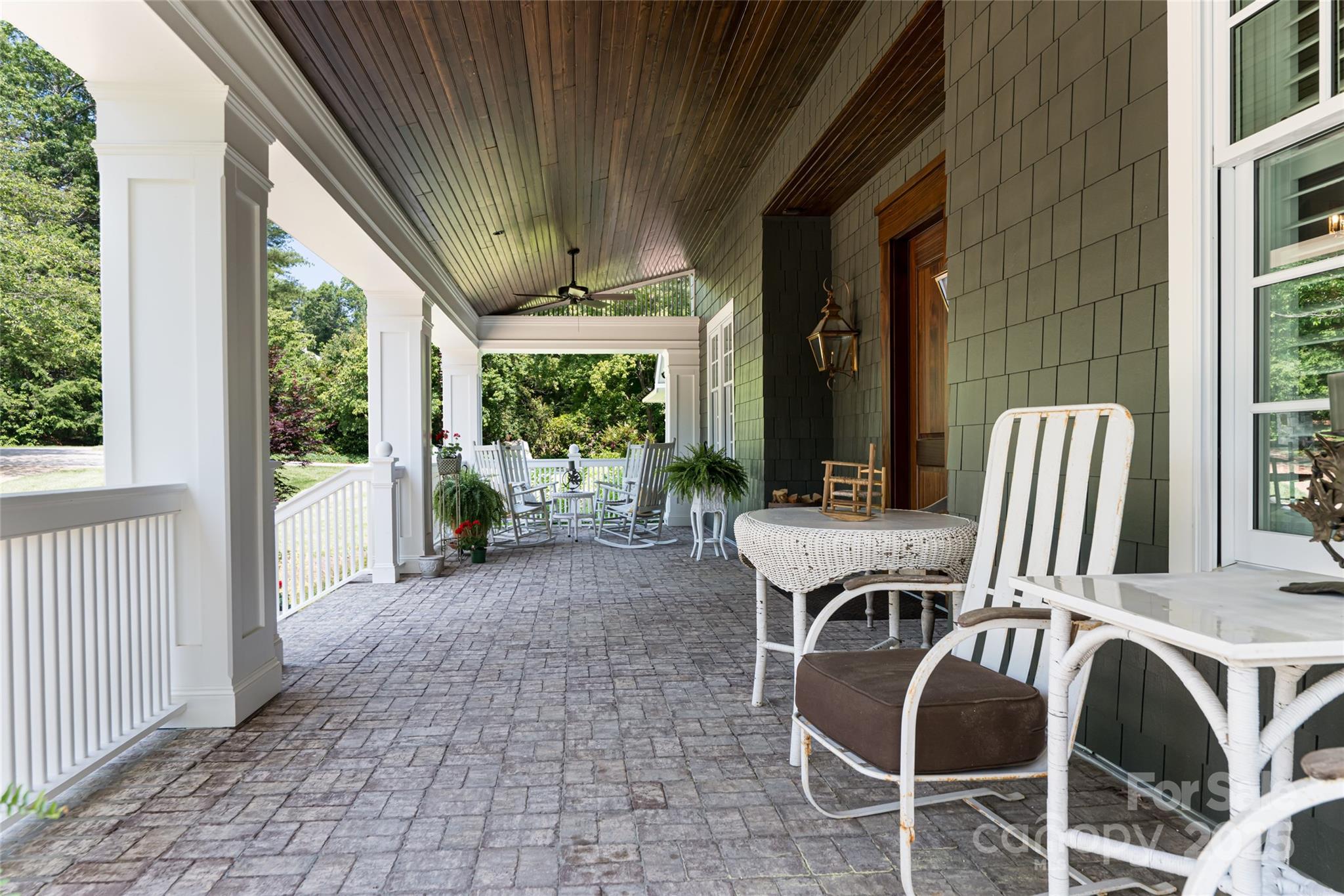 1 Cedar Chine Drive