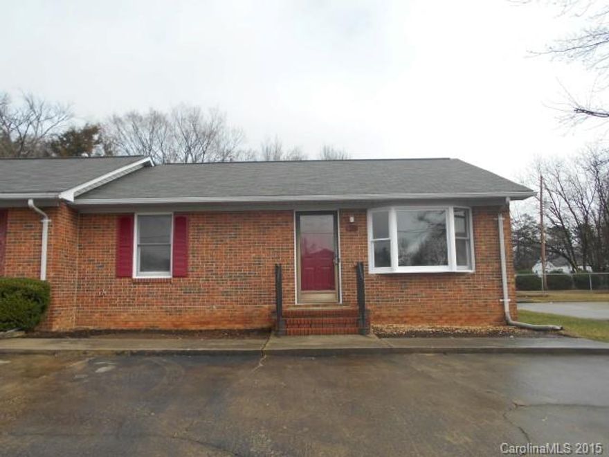 Updated 2 bedroom 1 1/2 bath end unit condo! Close to I-77 , this condo features new kitchen cabinets, appliances and flooring throughout as well as freshly painted!  This is a Fannie Mae Property.