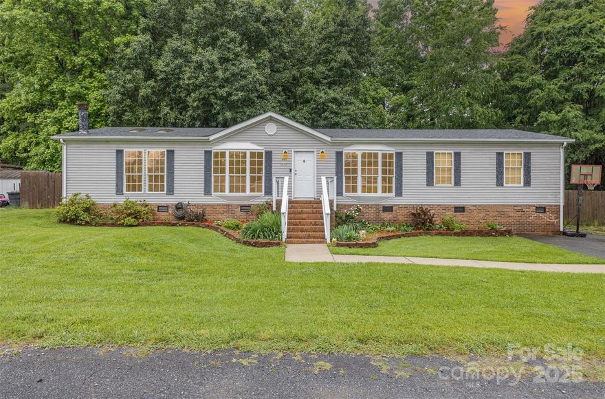 This beautifully maintained home offers tons of living space and a flexible layout perfect for a variety of lifestyles. Featuring a split bedroom floor plan, you'll enjoy added privacy with generously sized rooms throughout.
Inside, you'll find hardwood floors, a large living room with a cozy fireplace, a separate eating area, and a versatile great room—ideal for entertaining or relaxing. The oversized kitchen offers ample counter space and storage, making it a dream for anyone who loves to cook.
With no HOA, this home gives you the freedom to make it your own. A must-see for those seeking space, comfort, and convenience!