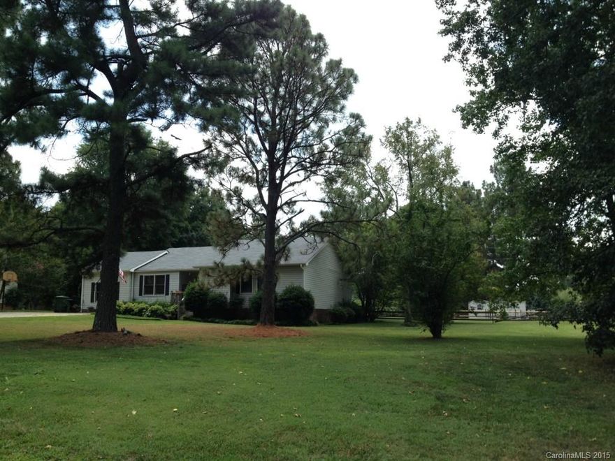 Wonderful & hard to find Fort Mill ranch plan on over a 1/2+ treed level lot ! Grt price grt location-walk to Baxter Village. GUARENTEED, this home will not last long. Mother-in-law suite w/bath + 3 more bedrms w/2 add baths, Great Rm w/stone fireplace, form din, big country eat in kitchen, Screened porch, Fenced yard, Storage build., NEW ROOF, NEW GUTTERS, REPLACED HEATING UNIT & AC CONDENSING UNIT all in 2014. Close to HWY's, restaurants, parks, LK Wylie and Douglas Int Airport. Best Schools !