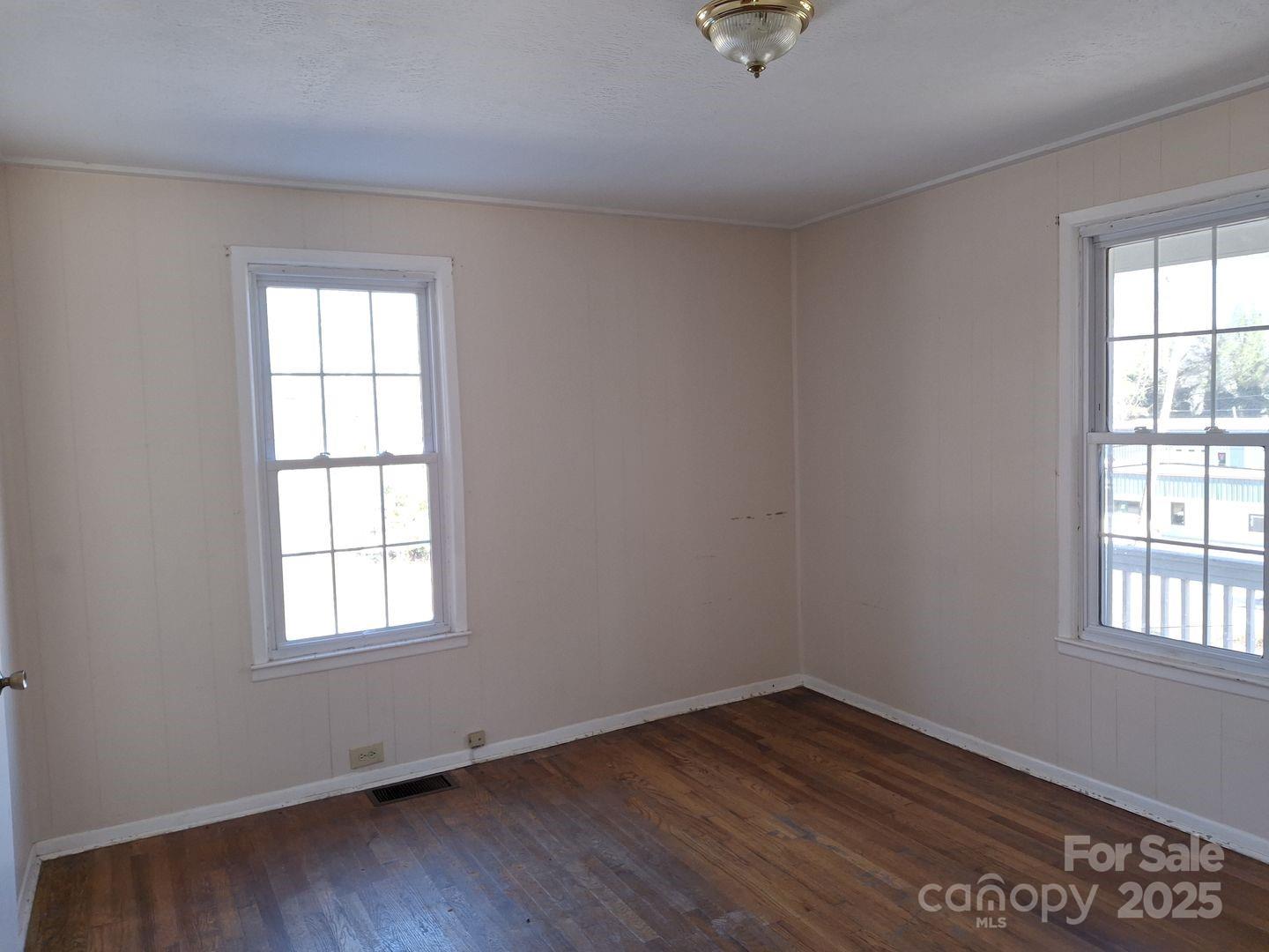 Asheville, North Carolina 28806, United States, 2 Bedrooms Bedrooms, ,1 BathroomBathrooms,Residential,Under Contract,49758