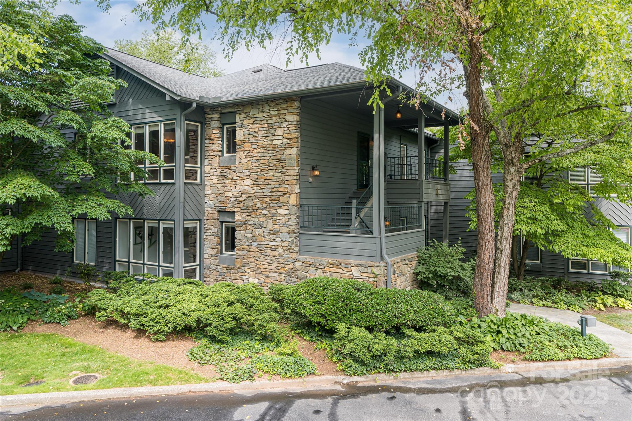400 Charlotte Street 402