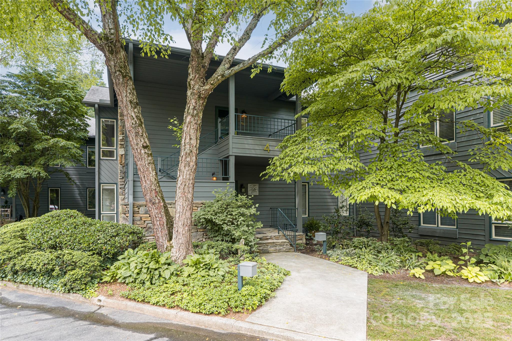 400 Charlotte Street 402