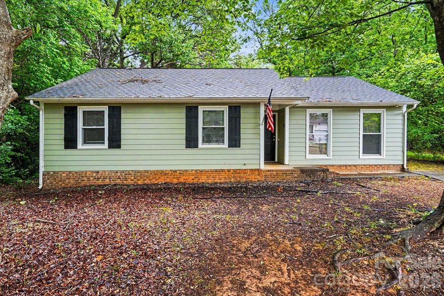 Well-kept home in a convenient Charlotte location. Interior is in good shape and would shine with cosmetic updates. Functional layout, nice fenced in backyard, and close to shopping, dining, and major routes.