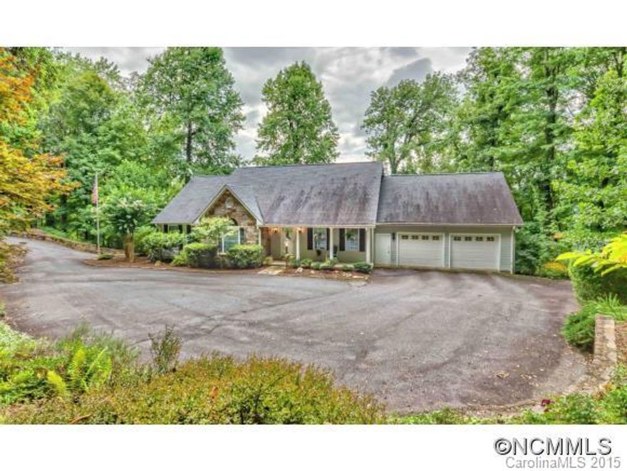 White Oak Mountain custom home on 7 acres with extraordinary Mountains views. This lovely 4BD/3BA features a grand cathedral ceiling w/lots of glass to take in the Mountains. Stone FP and large screened porch w/deck. Formal dining rm, kithchen w/corian, eat-in bay window & breakfast bar. Kraftmaid cabinets w/pantry & xl laundry rm. Anderson windows thru-out, wood floors, guest area on lower level and double garage on main. Plenty of room!
