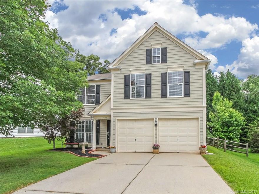 Welcome home!  You'll enjoy this quiet cul-de-sac home.  New ktchn granite counters, carpet & mstr bath tile (2016). White cabinetry.  The 2-story living room creates a spacious feel and is graced by a gas log fire place.  You'll enjoy your lrg mstr suite retreat w/vaulted ceiling.  Mstr bath has a dual basin vanity, garden tub, separate shwr, prvt water closet & lrg wlk-in closet.  Back yard is fenced & had a nice patio, perfect for entertaining. 1 Yr buyer Wrnty from 2-10 Home Wrnty - $445.
