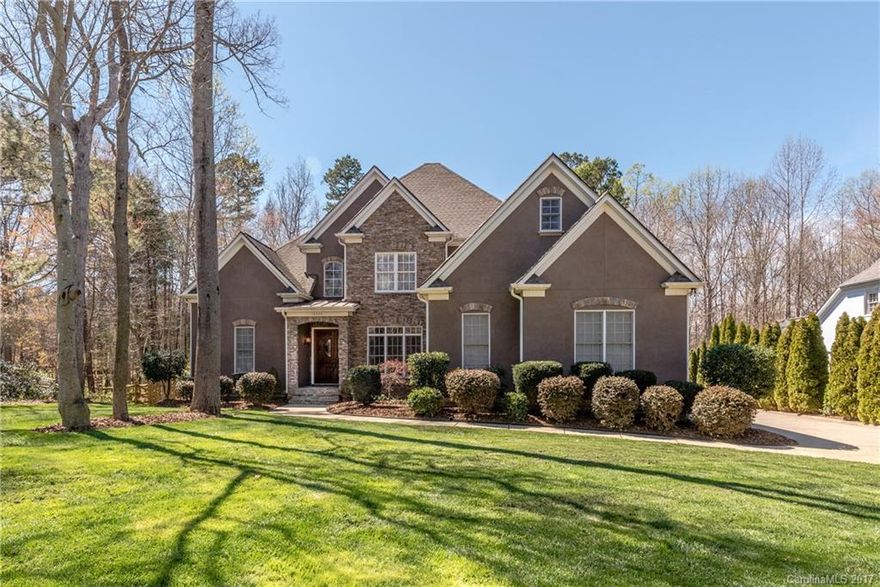 Stunning custom built home in The Overlook on Mt. Island Lake.No detail left behind/20ft ceilings,coffered,trey,vaulted/arched doorways/hardwood,slate flooring/4 fireplaces/central vac/keeping room/family room opens to gourmet kitchen/commercial grade appliances/6 burner gas stove/dbl oven/butlers pantry/formal dining/serving station/blt in cabinetry.Master suite on main level w/fireplace/private deck/his/her clst opens to mstr bath/frpl/Jacuzzi tub.UL features 2 bdrms/jack-n-jill