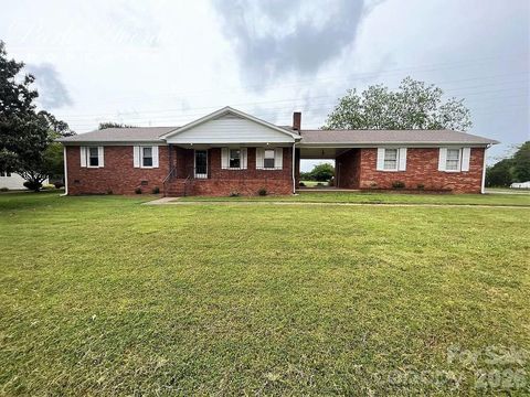 Photo of 16924 Knoxwood Drive, Huntersville, NC 28078 (MLS # 4382937)