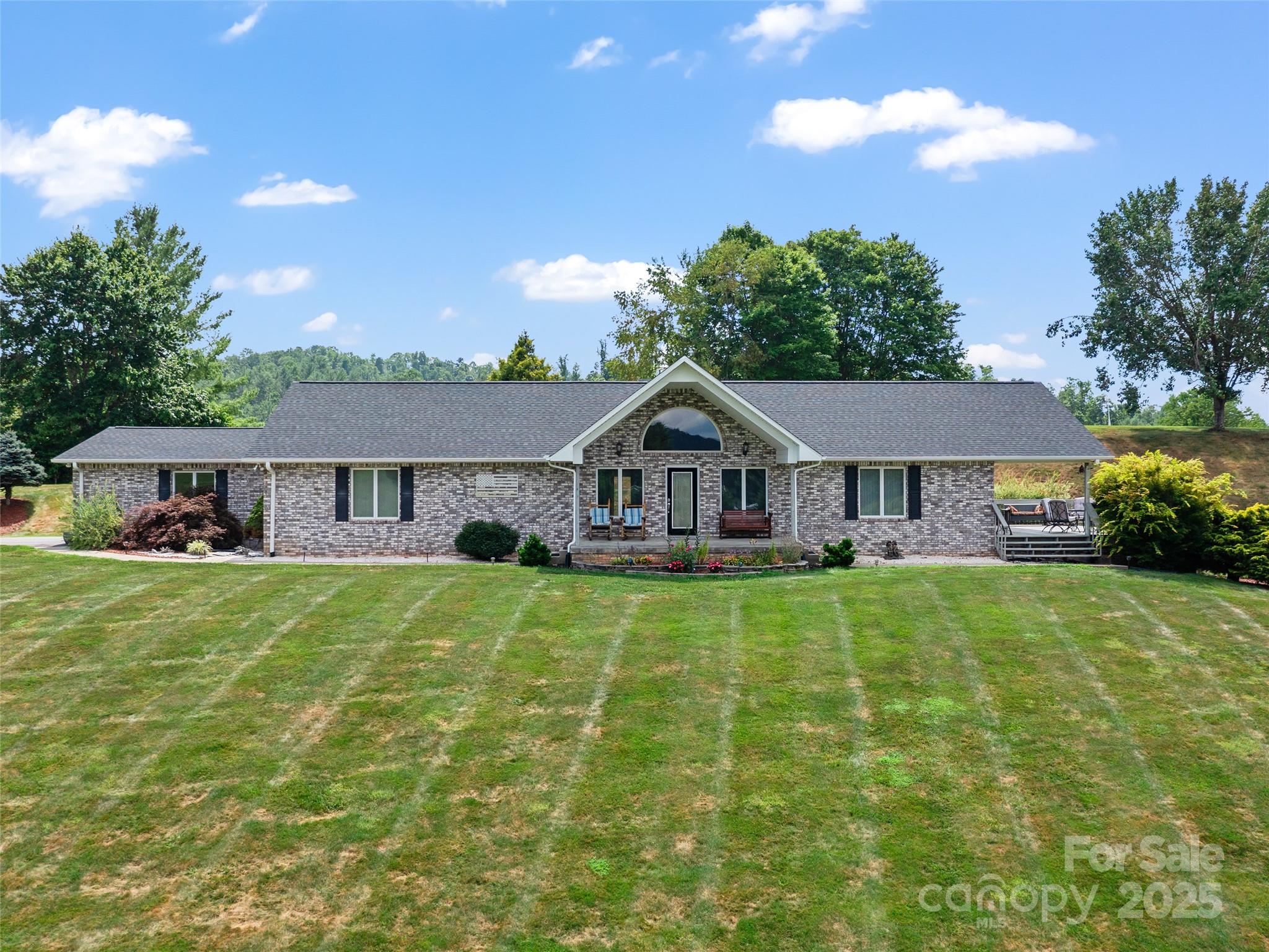 124 W Dogwood Circle