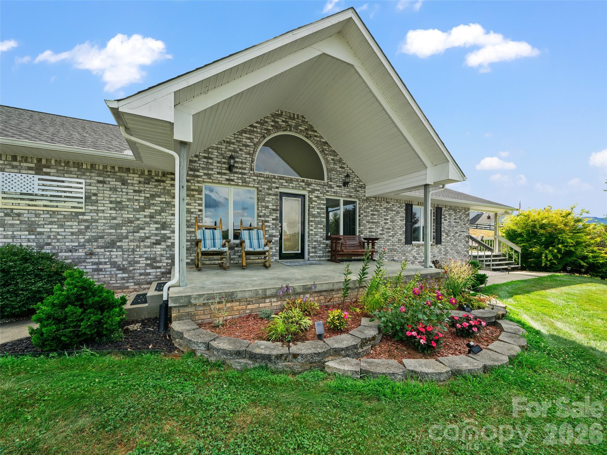 124 W Dogwood Circle